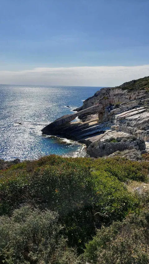 Μονοπάτι με θέα στη θάλασσα στους Οθωνούς